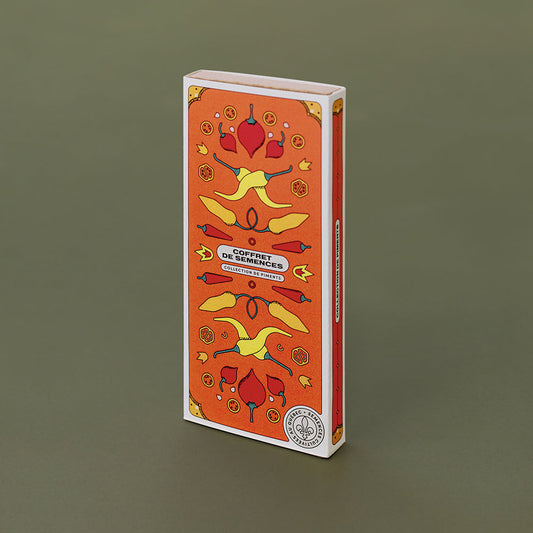 Boîte orange «avec des dessins de piments jaunes et rouges sur lequel on lit « Coffret de semences : Collection de piments »