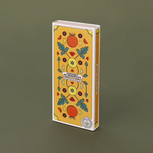 Boîte jaune-orange avec des dessins de tomates cerises et de leurs feuilles. On lit « Coffret de semences : collection de tomates »