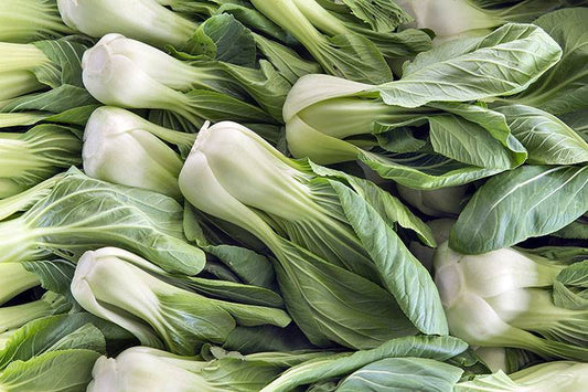 Chou chinois vert et blanc ressemblant à un bok choy.