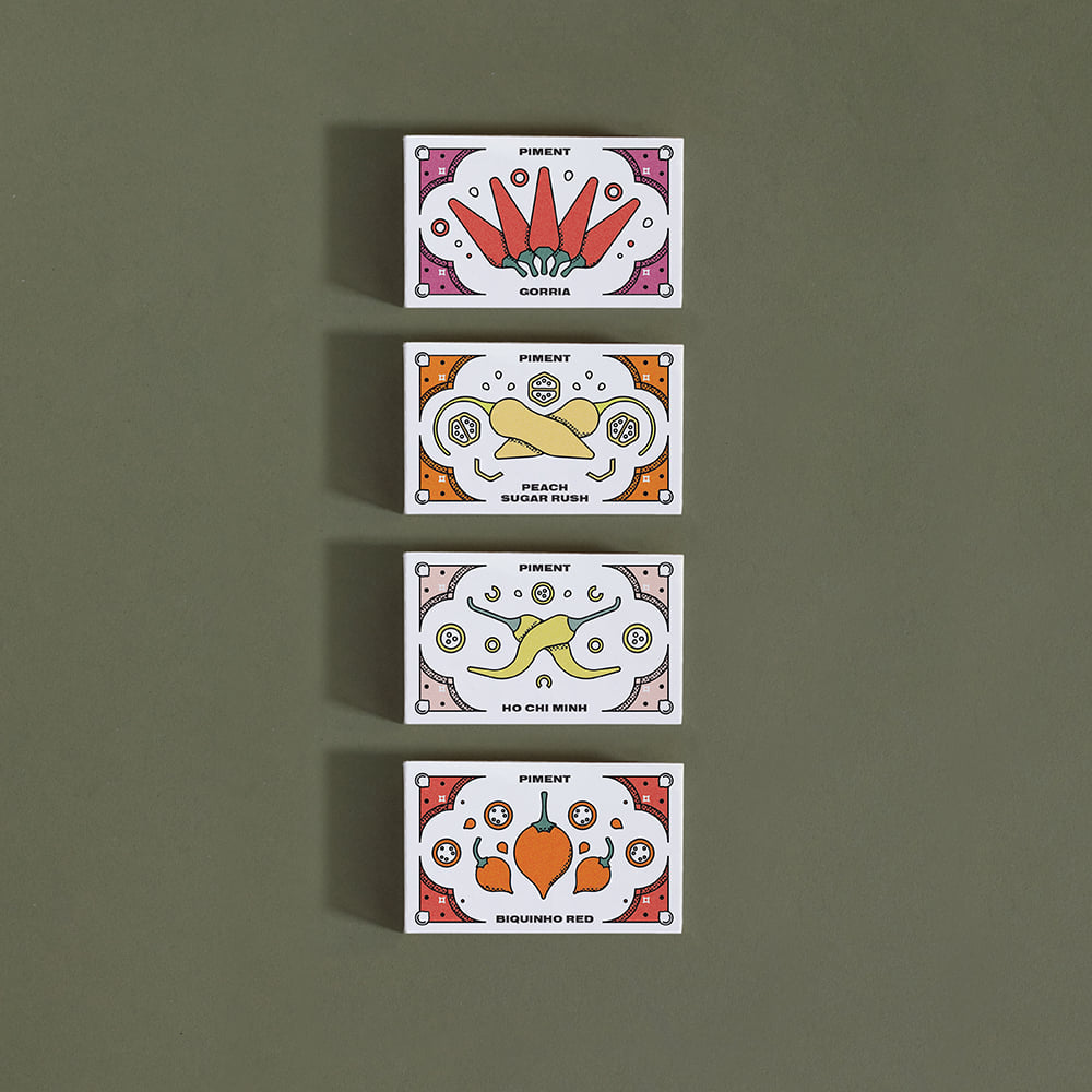 Quatre (4) petites boîtes rectangle chacune identifiée avec une sorte de piment différente représenté sur celle-ci.