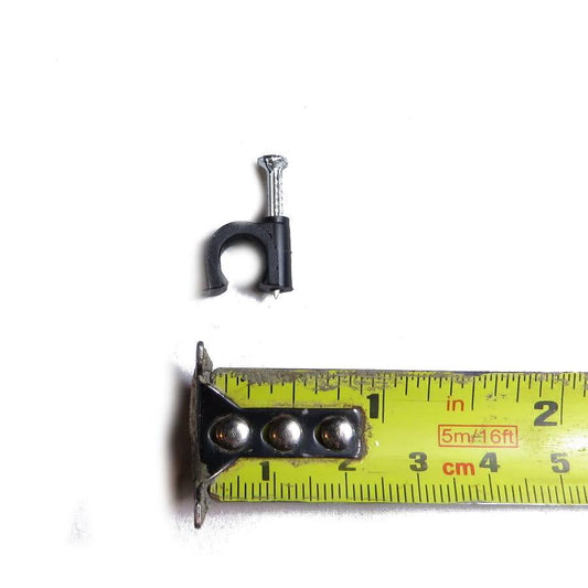 Gallon à mesurer sous une attache à tuyau d'irrigation qui mesure 1/4 de pouce