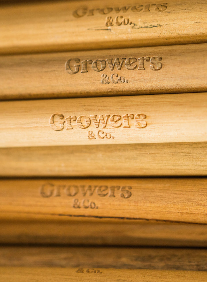 Logo Growers & Co gravé dans un manche en bois.
