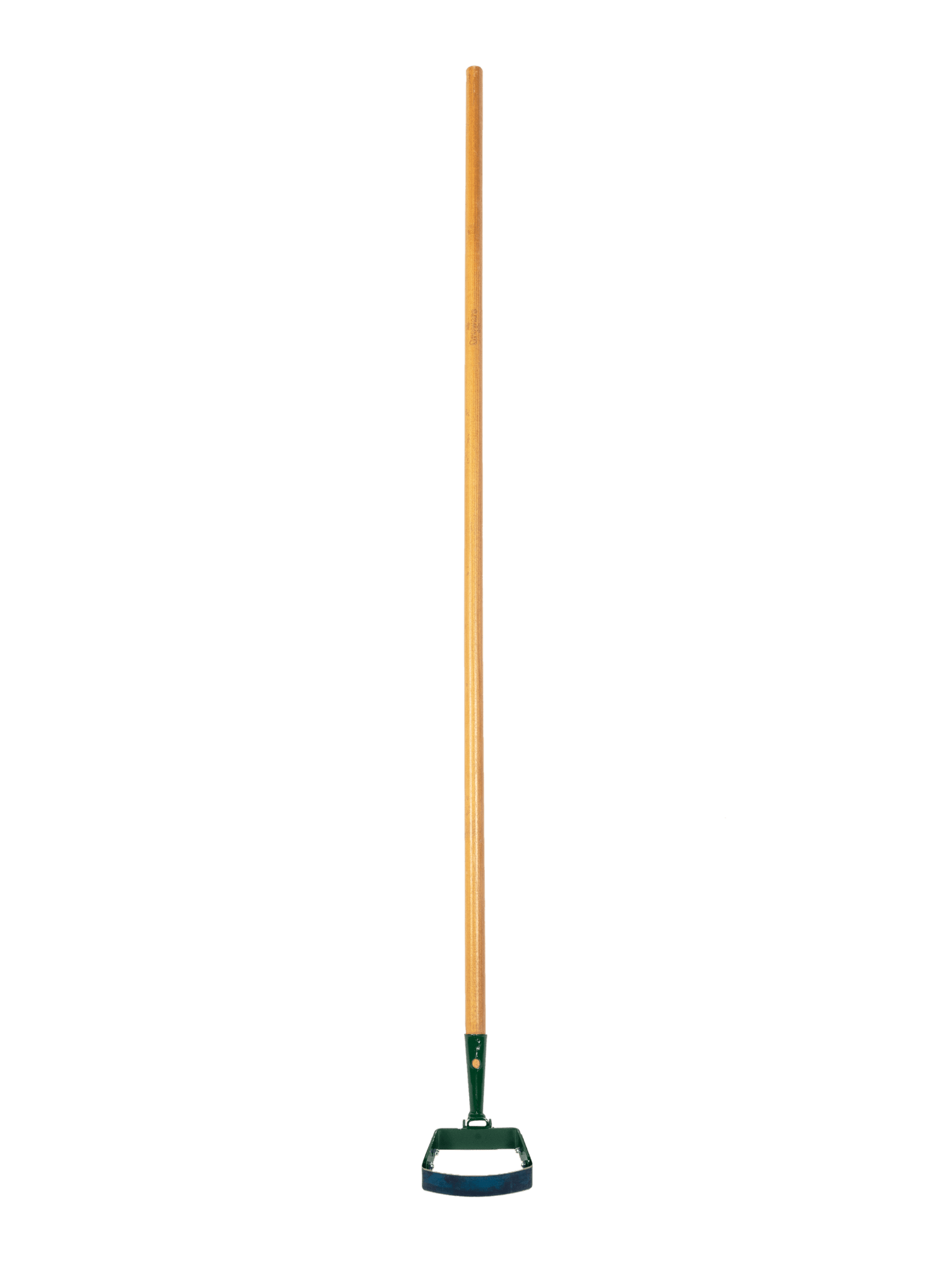Outil au long manche en bois et à lame oscillante en métal.