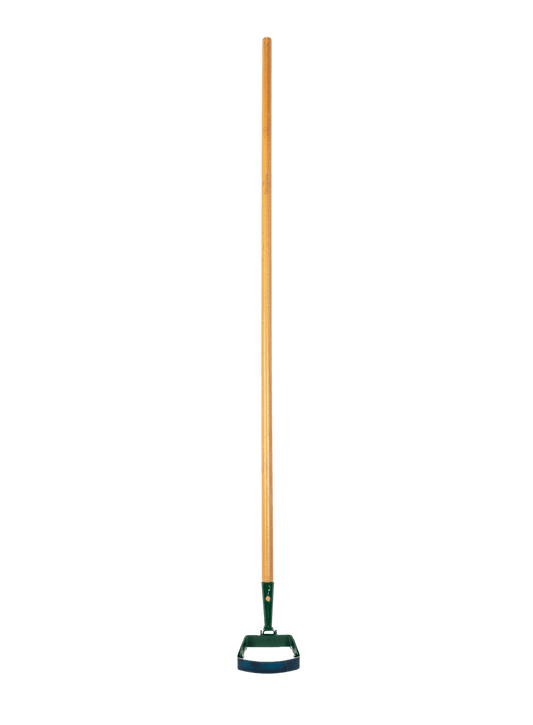 Outil à long manche en bois et lame oscillante en métal.