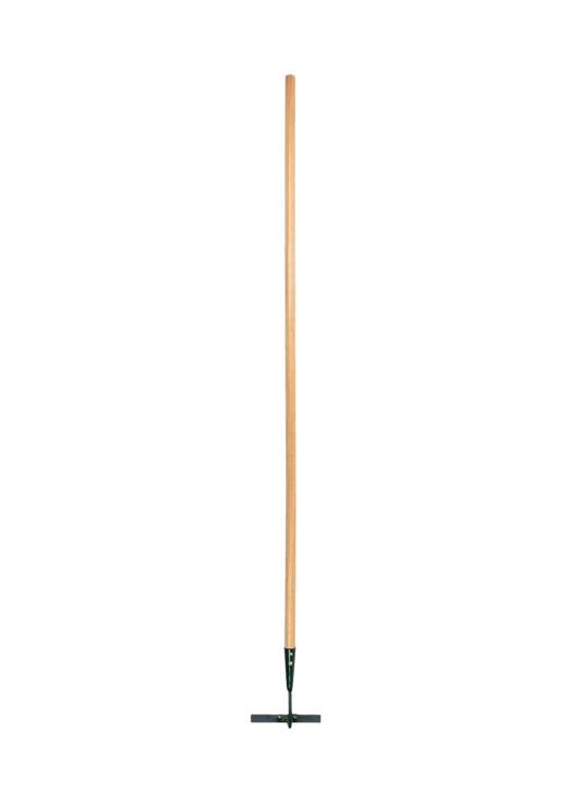 Outil à long manche en bois et lame droite.